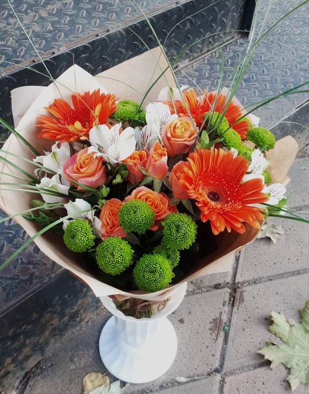 Букет цветов из: Герберы, Хризантемы, Альстромерии и Розы в Дагестанских огнях