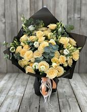 Букет цветов из:  Розы и Лизиантусы в Дагестанских огнях