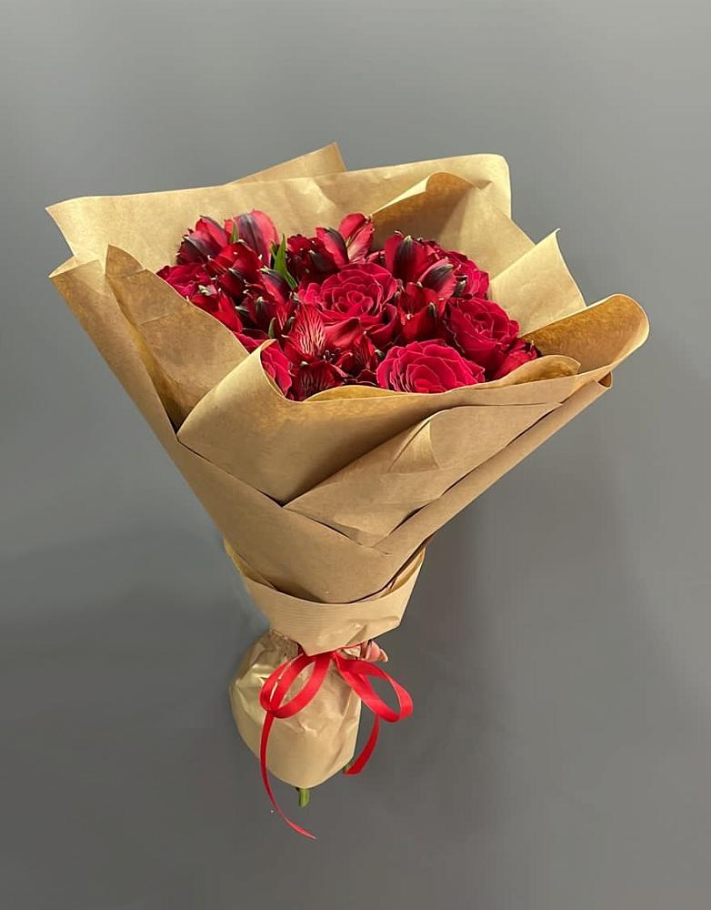 Букет цветов из: Альстромерии и Розы в Дагестанских огнях