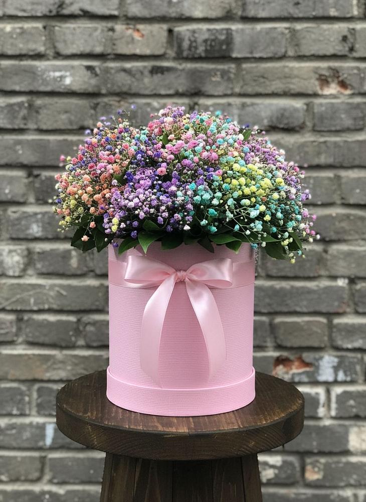 Цветочная композиция из Гипсофила и Розы в шляпной коробке в Дагестанских огнях