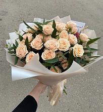 Букет Кремовые розы Латте в Дагестанских огнях