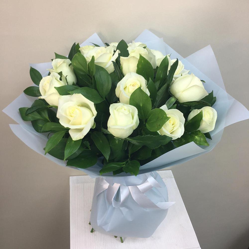 Букет 15 Белых роз Проуд в Дагестанских огнях