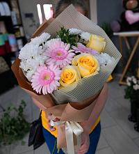 Букет цветов из:  Герберы, Розы и Хризантемы в Дагестанских огнях