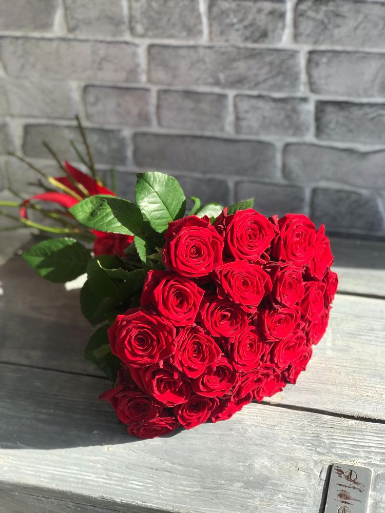 Букет Красные розы Фридом в Дагестанских огнях