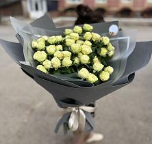 Букет Белые кустовые розы Солинеро в Дагестанских огнях