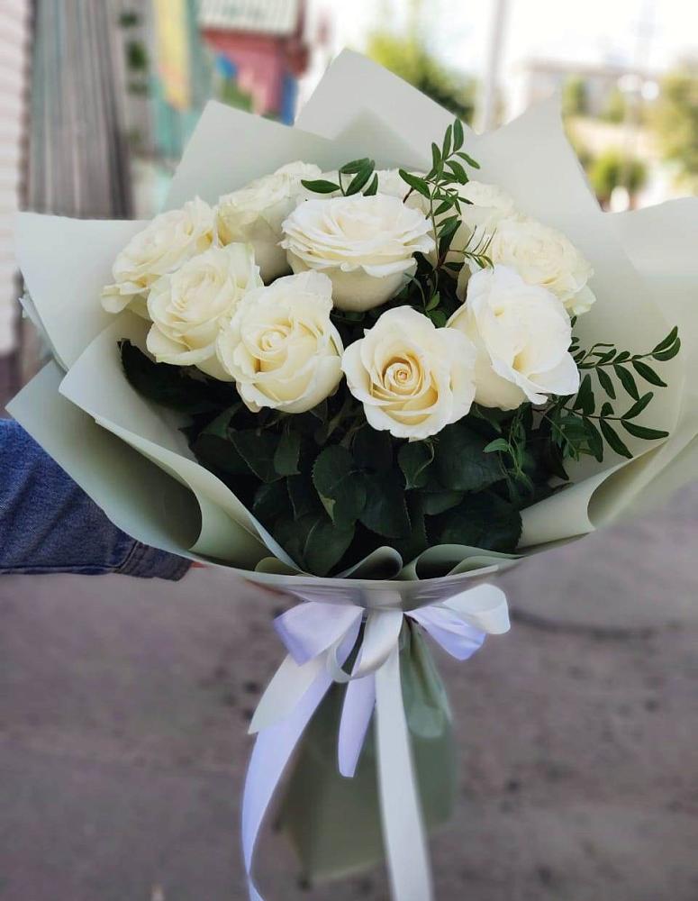 Букет Белые розы Проуд в Дагестанских огнях