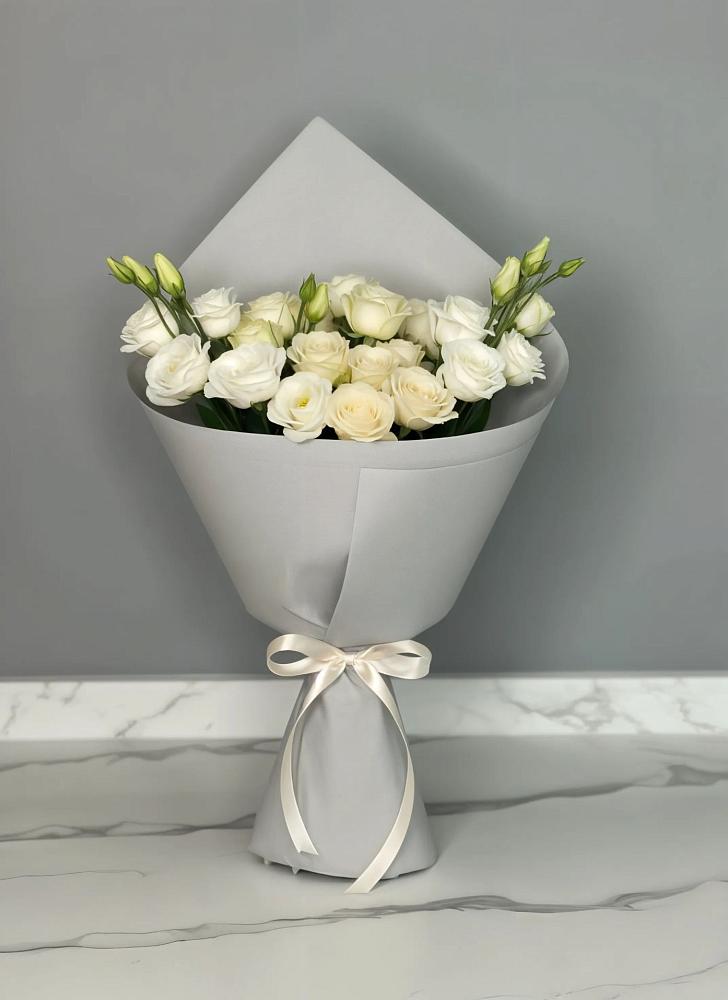 Букет цветов из: Розы и Лизиантусы в Дагестанских огнях