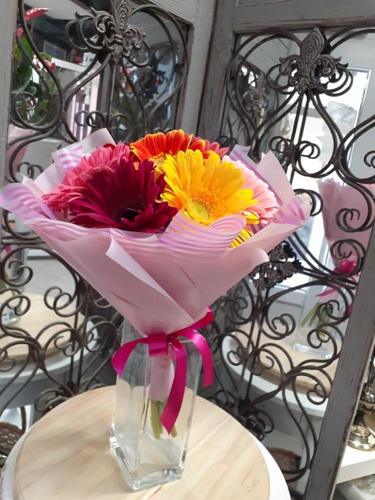 Букет цветов из: Герберы в Дагестанских огнях