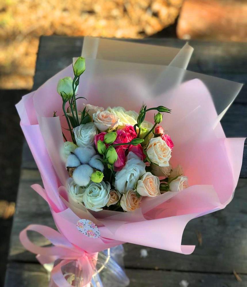 Букет цветов из: Розы и Лизиантусы в Дагестанских огнях