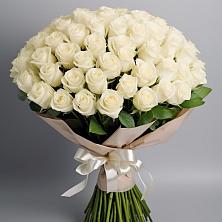 Букет 101 беля роза Белоснежка в Дагестанских огнях