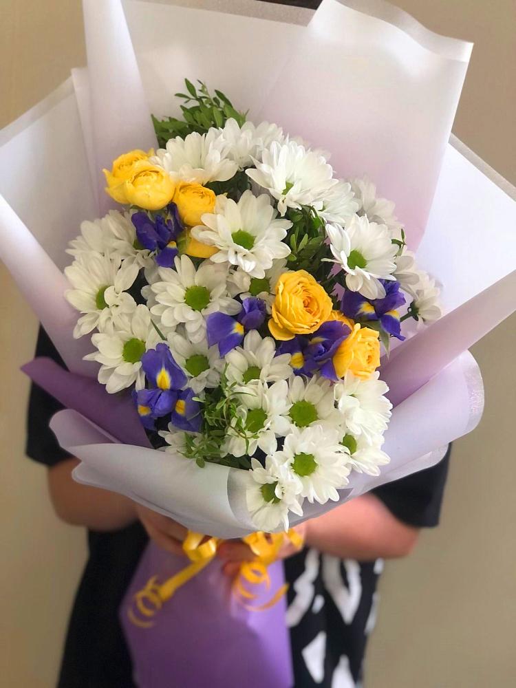 Букет цветов из: Ирисы, Хризантемы и Розы в Дагестанских огнях