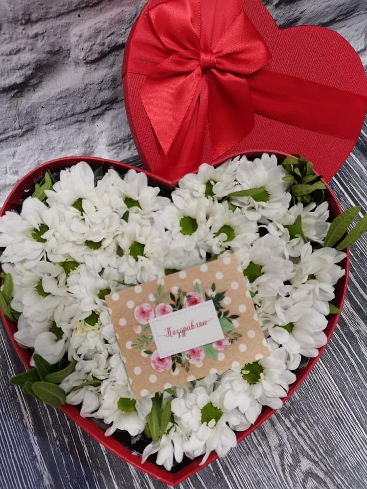 Цветочная композиция из Хризантемы в виде сердца в Дагестанских огнях