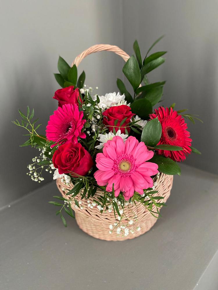 Цветочная композиция из Розы, Хризантемы и Герберы в корзине в Дагестанских огнях