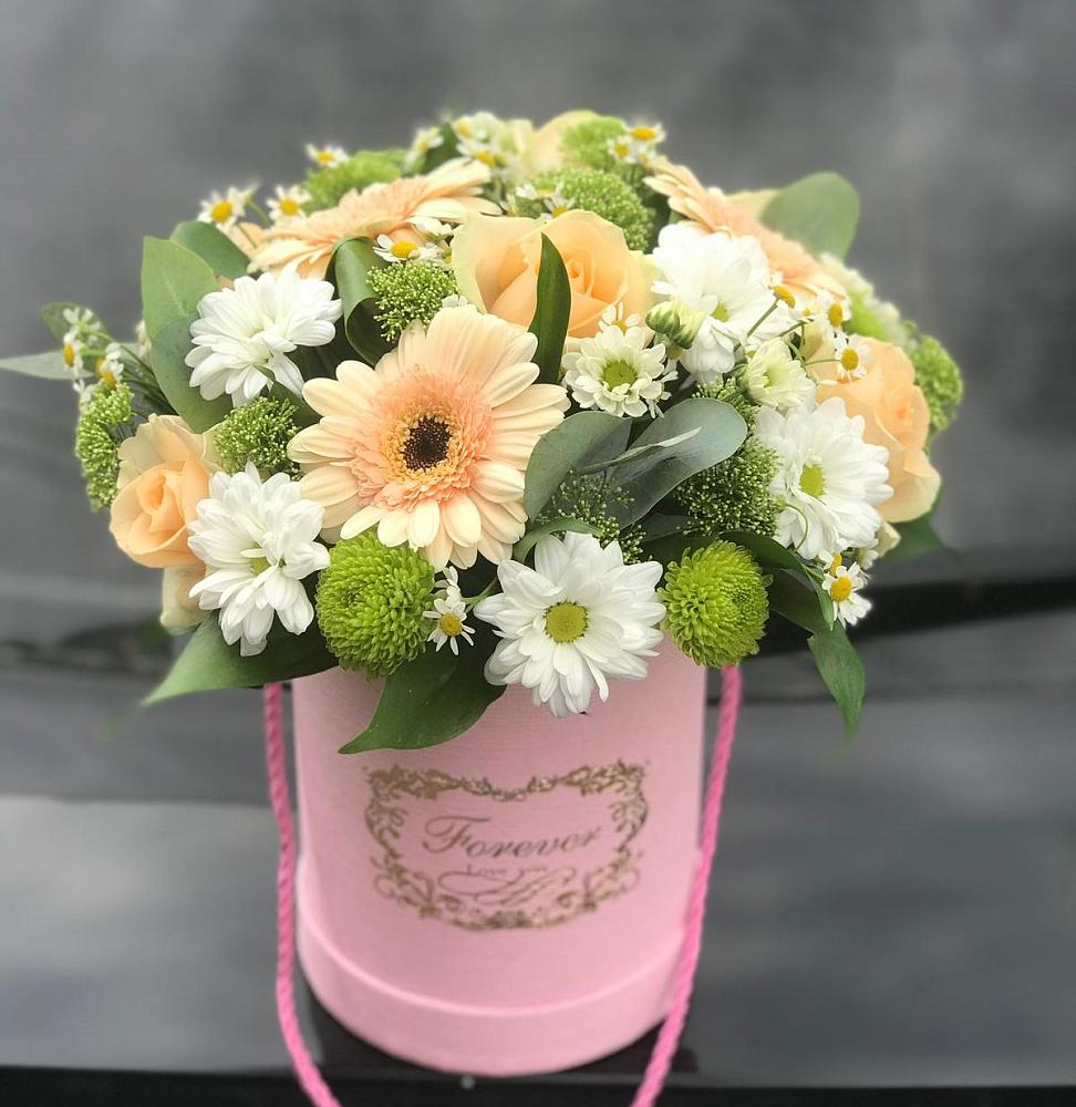 Цветочная композиция из Розы, Герберы и Хризантемы в шляпной коробке в Дагестанских огнях