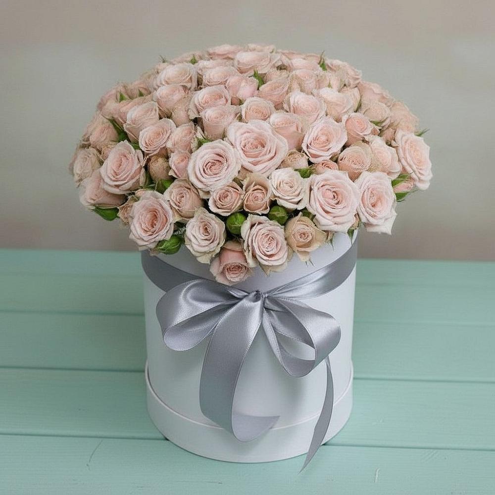 Цветочная композиция из Розы в шляпной коробке в Дагестанских огнях